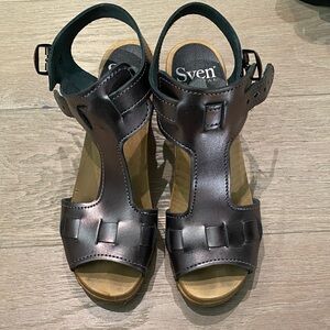 Sven Women's Metallic Sandals